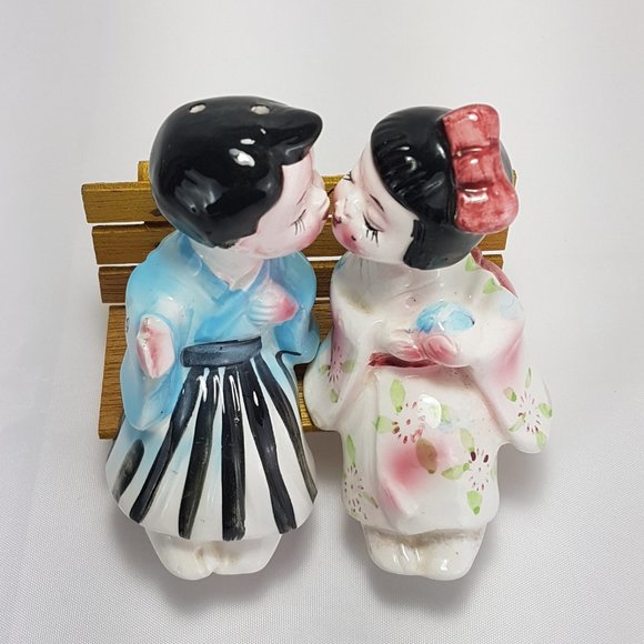 Vintage JAPAN Salt and Pepper Kissing Couple on Bench 1950s Retro Collectible - Picture 3 of 15